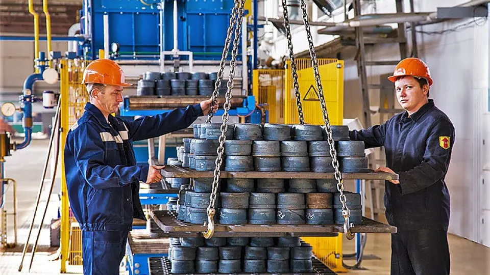 Лефортовский суд по требованию Генпрокуратуры наложил арест на основной актив холдинга ЕПК и связанные предприятия в нескольких регионах. Иск связан с действиями экс‑депутата и введением антидемпинговых мер против импорта.