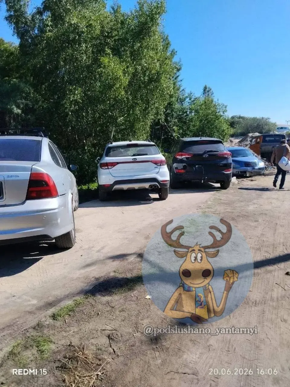 На косе в пгт. Янтарный машины систематически ездят по велодорожке стоимостью свыше миллиарда рублей. Участок входит в водоохранную зону, где стоянка транспортных средств запрещена.