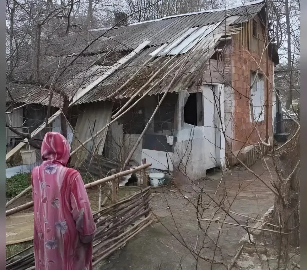 Дом пенсионерки снят с баланса в 2012 году: она отапливает жильё дровами, в здании нет водоснабжения и канализации, после недавнего шторма крыша получила пробоину.