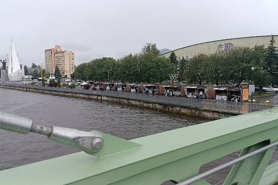 На набережной у Философского моста проходит выставка-ярмарка ремесленников «Сделано в Калининграде»; торговые места для мастеров предоставляются бесплатно.