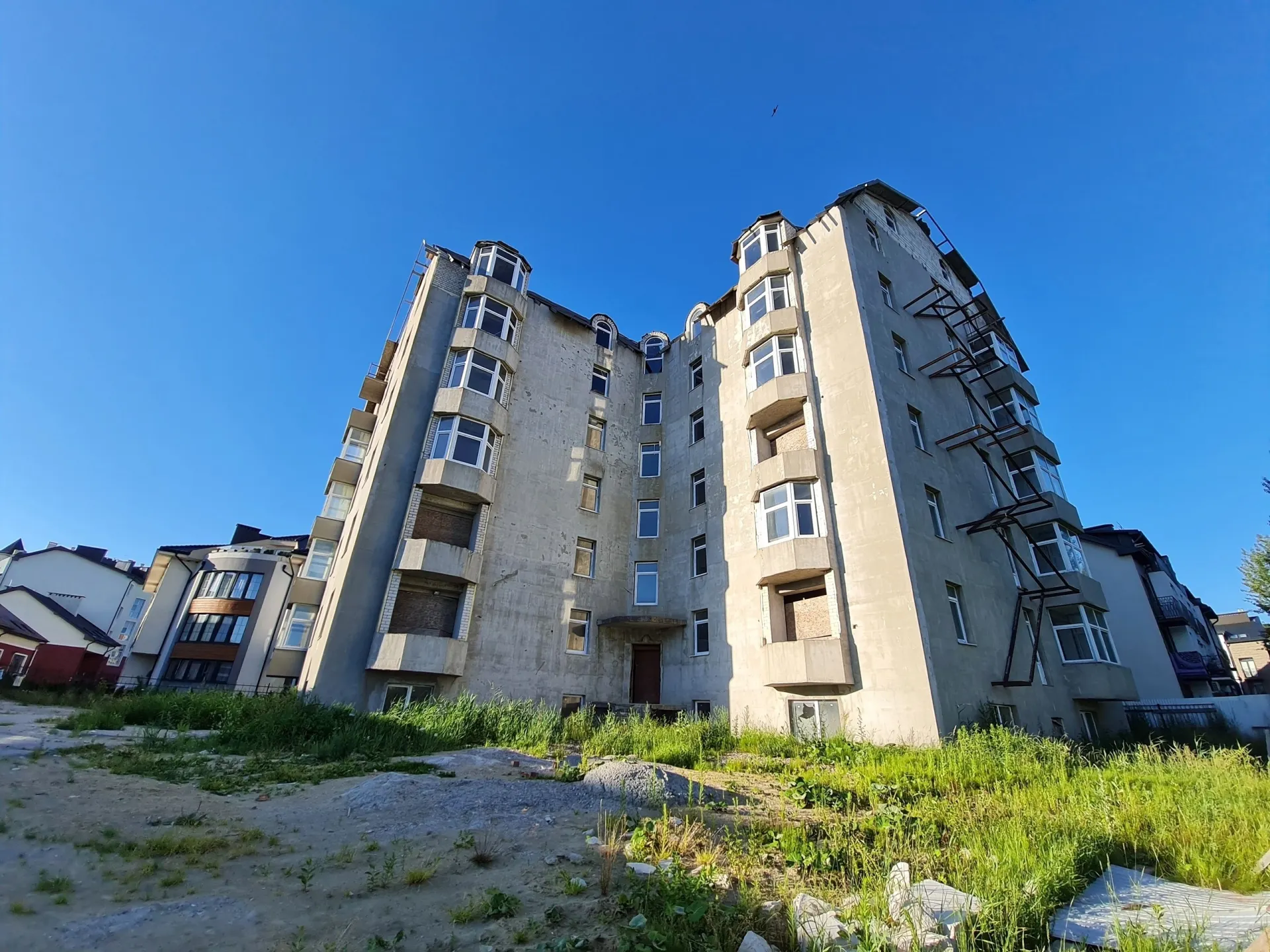 На Приморской, 49 — недостроенный многоквартирный дом, остановленный в 2013 году. Здание давно пустует и контрастирует с благоустроенными районами курорта.
