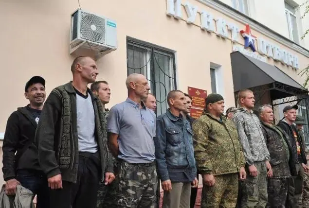 Депутатам могут предложить инициировать призыв на первом заседании новой Думы. Одновременно фиксируют случаи принуждения к службе, снижающийся поток добровольцев и подготовку правовых механизмов.