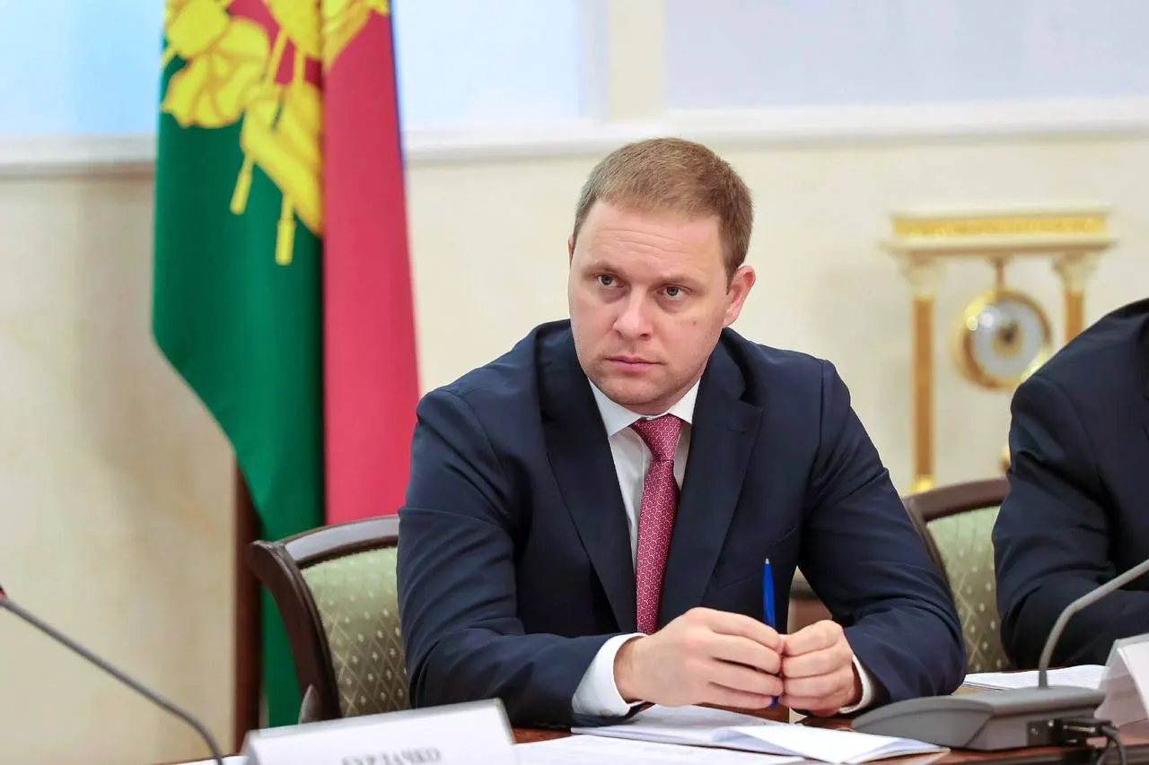 Швец, более десяти лет работавший в системе государственного и муниципального управления, назначен главой госкорпорации «Туризм РФ». В его карьере — руководящие должности в Краснодарском крае, курирование инвестиций, поддержки малого бизнеса, цифровизации и туризма, а также пятилетнее руководство Анапой.