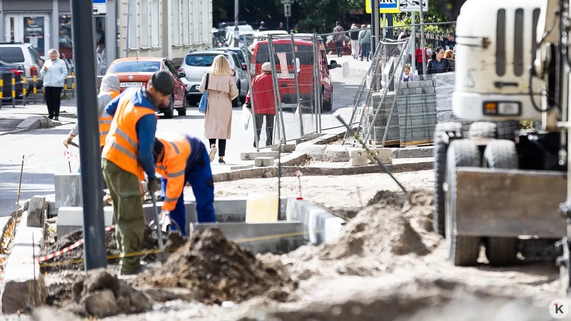 Городские власти сообщили, что работы охватывают около 550 улиц: выполняют капитальный и ямочный ремонт, обновляют тротуары и устраняют дефекты инженерной инфраструктуры. Работы идут поэтапно в зависимости от состояния объектов и доступного финансирования.