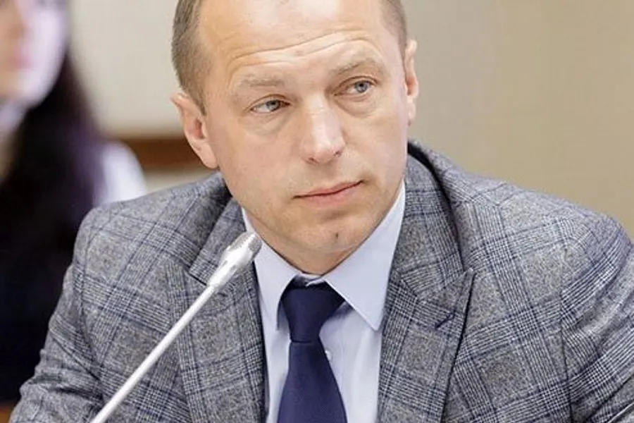 Николай Терехов, глава администрации Узловского района, получил предложение занять должность в министерстве Калининградской области; переход планируется в июле.