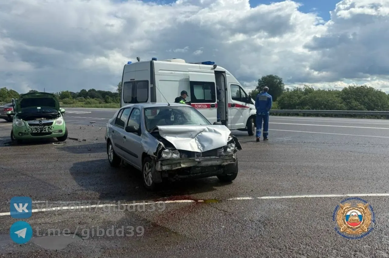 Авария на 116 км трассы Калининград — Черняховск — Нестеров — граница с Литвой: пострадала пассажирка Opel, её госпитализировали. Инспекторы выясняют причины ДТП.