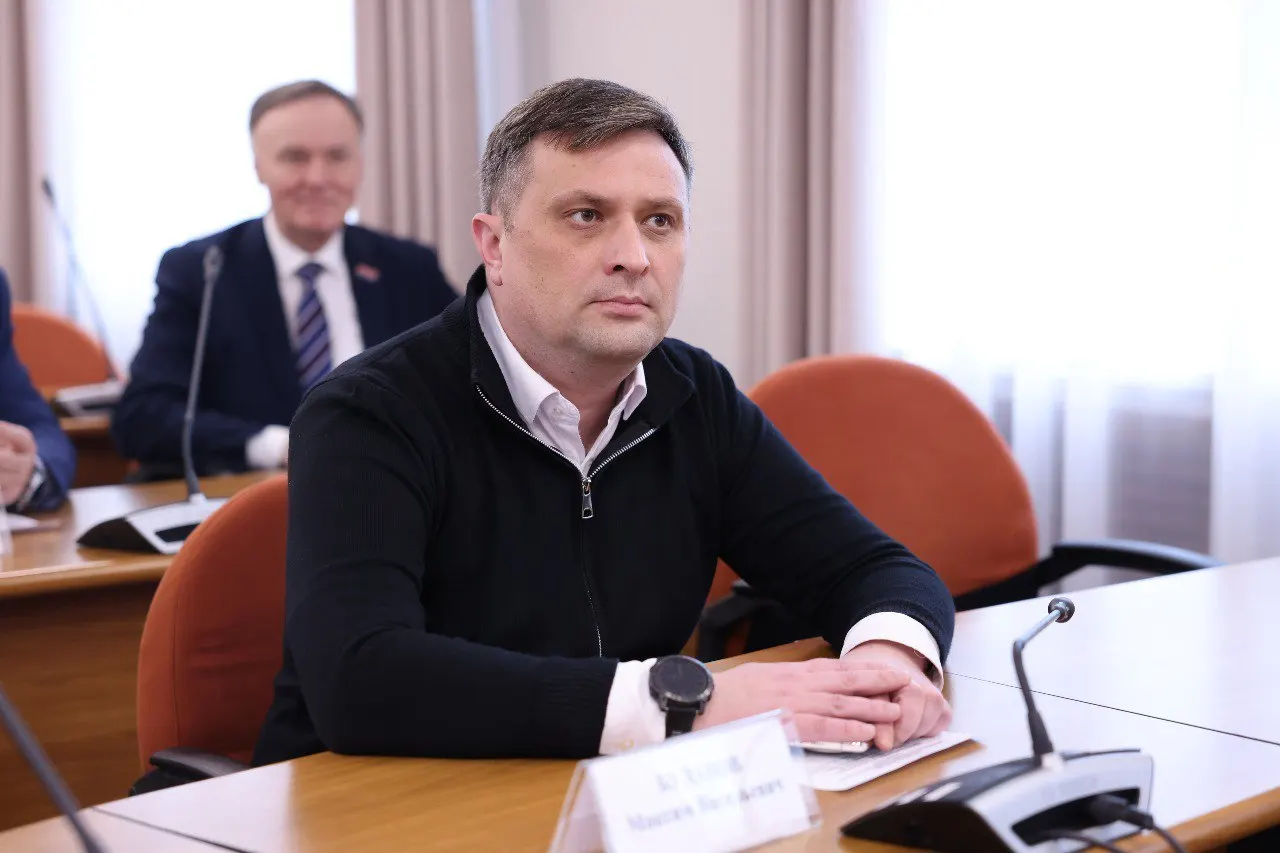 Жители Калининградской области замечают парадокс: местная рыба и другие продукты часто стоят дороже, чем в столицах. Депутаты требуют проверить причины такого ценообразования и защитить интересы региональных потребителей.