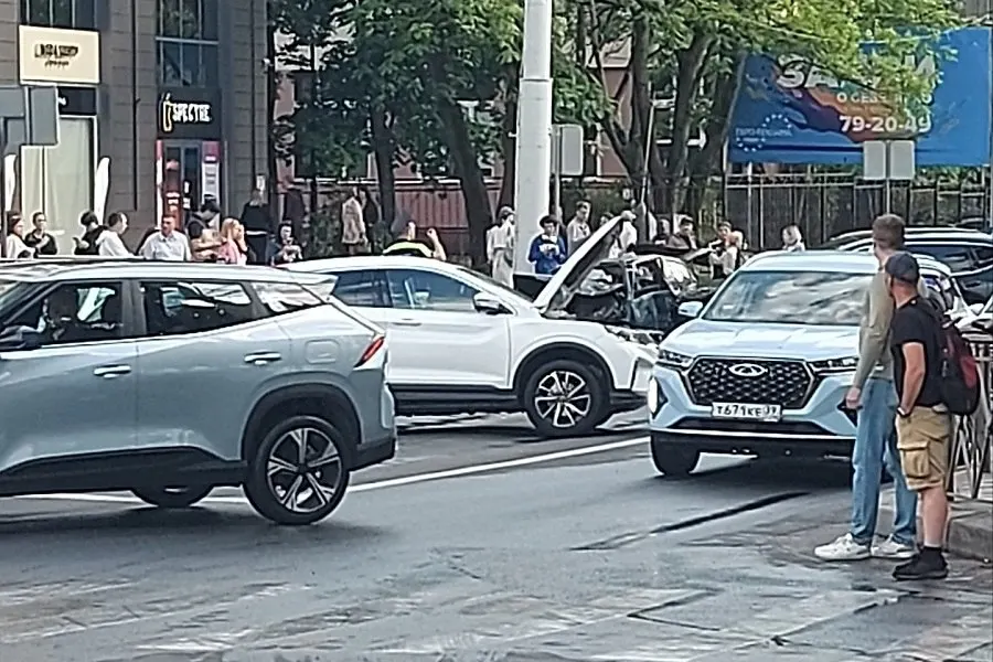 Авария на пересечении Гвардейского проспекта и ул. Театральной произошла в 16:32. Частично перекрыта проезжая часть, Госавтоинспекция просит выбирать объездные маршруты.