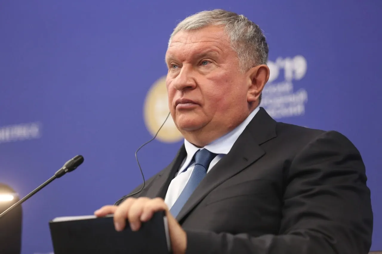 Глава нефтекомпании направил президенту пакет инициатив: временная приостановка обязательных биржевых продаж, обязанность перерабатывать не менее 30% сырья в России, пересмотр методики нормативов и другие шаги; предложения поручено проработать вице‑премьеру Александру Новаку.