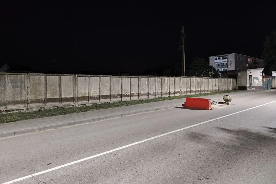 В Светлогорске снесли здания бывшего хлебокомбината на улице Пионерской — на месте объекта запланировано строительство среднеэтажного многоквартирного дома. В 2026 году областные власти выдали разрешение на первые два этапа работ.
