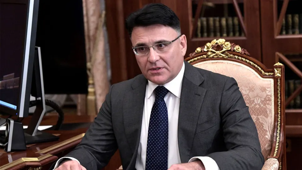 Гендиректор «Газпром‑медиа» заявил о необходимости квотирования иностранных картин, чтобы исключить показ «посредственных» фильмов и освободить экраны для отечественного кино; инициатива совпадает с ранее высказанными предложениями и поручением властей.