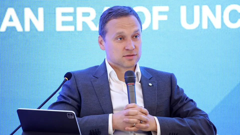 Из‑за усиления налогового давления и ужесточения мониторинга платежей население и малый бизнес массово снимают деньги с банковских счетов, что снижает долю безналичных операций и усиливает отток средств из финансовой системы.