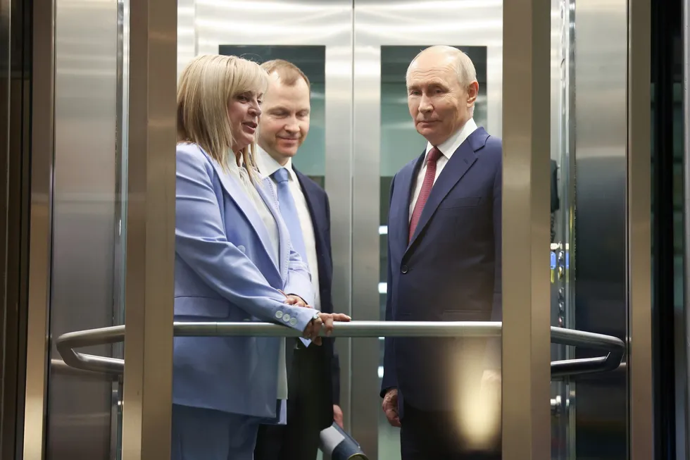 Руководители силовых ведомств настаивают на переносе или отмене выборов в Госдуму из‑за падения рейтингов и экономических проблем. Политблок администрации и часть элит выступают за проведение голосования в срок. Официального решения нет.