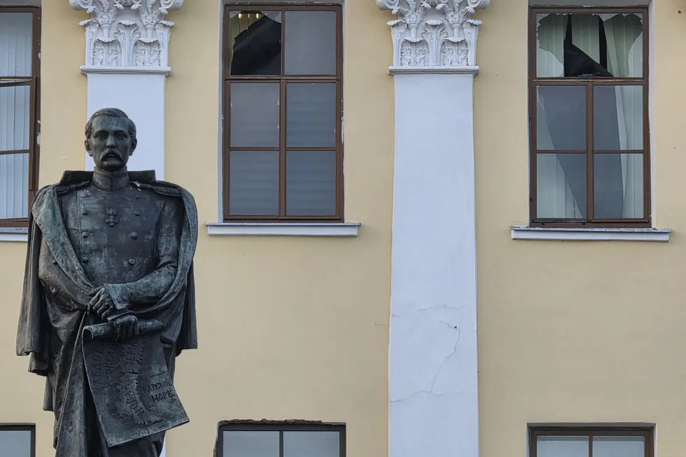 Ночью и утром по Санкт‑Петербургу, Ленинградской области и ряду других регионов была нанесена крупная атака ударных беспилотников. Властями сообщено об отражении ударов, пострадавших и пожарах; уточняются цели и ущерб.