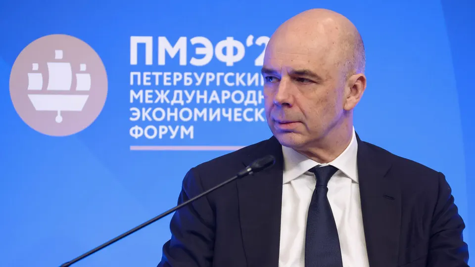 По оперативной оценке Счётной палаты, доходы бюджета по итогам года могут составить 38,2 трлн руб. — это на 2,1 трлн (5,2%) ниже запланированной суммы; основной удар приходится на нефтегазовые поступления из‑за более низких цен на нефть и укрепления рубля.