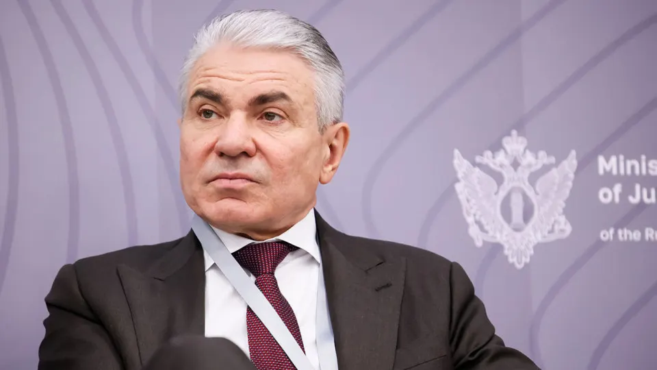 Заместитель министра юстиции заявил о необходимости обязать разработчиков ИИ устанавливать «фильтры национальной безопасности», а также предложил возложить ответственность за их работу на владельцев нейросетей и ввести санкции за нарушения.