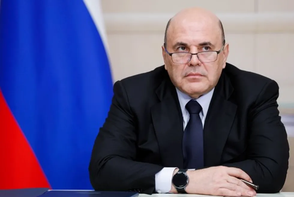 По данным утечек, Наталия Стенина в 2022 году разместила в Газпромбанке около 12 млрд рублей — при официальных доходах в десятки тысяч рублей в месяц такие накопления не объяснить. В расследовании также описаны семейные и бизнес‑связи, операции через зарубежную компанию VG Cargo и связанные с ними следственные истории.