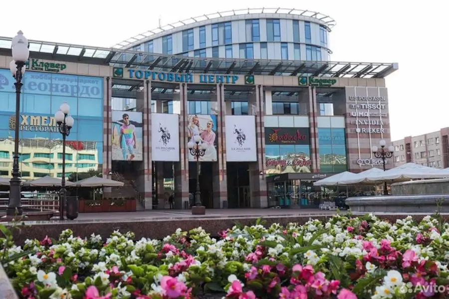 В Калининграде продают многофункциональный комплекс «Кловер» площадью 49 423 м² — продавец просит 2,8 млрд рублей. В комплексе — офисы класса A, торговая галерея и отель Radisson Blu; объект расположен в центре города.