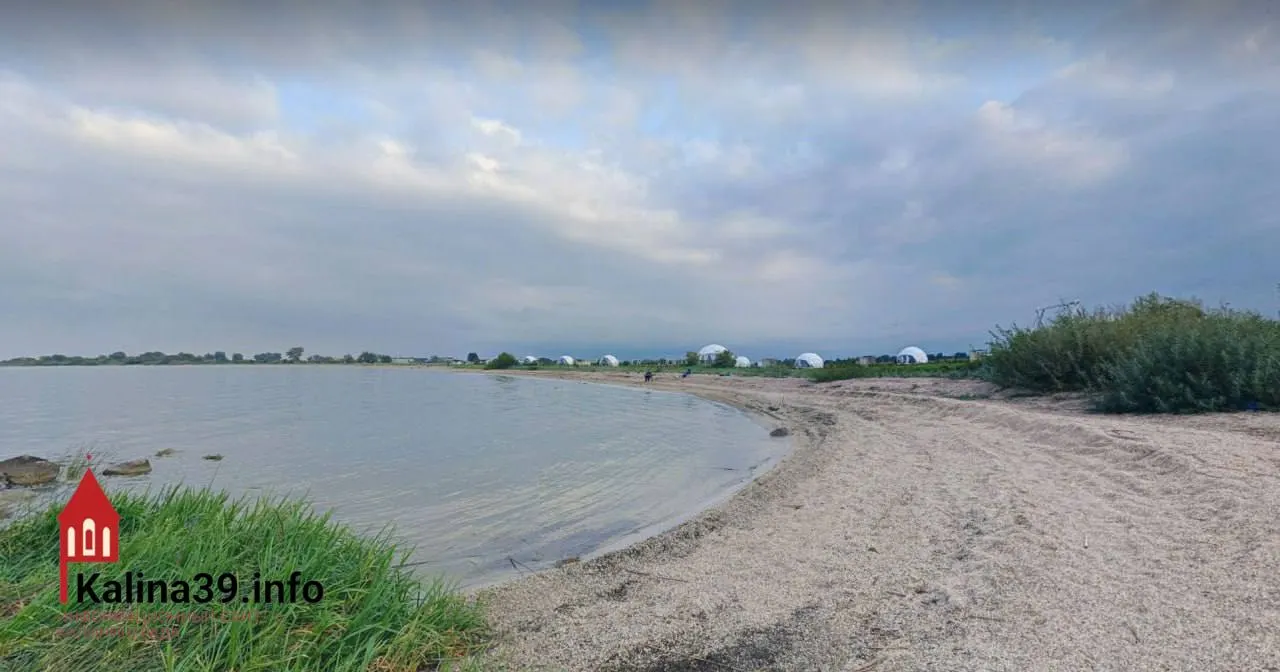 В Калининградской области перевели в категорию «природно-познавательный туризм» около трёх гектаров в районе посёлка Новосельское, где работает глэмпинг у Куршского залива; ранее надзор предупреждал о возможном вреде природе.