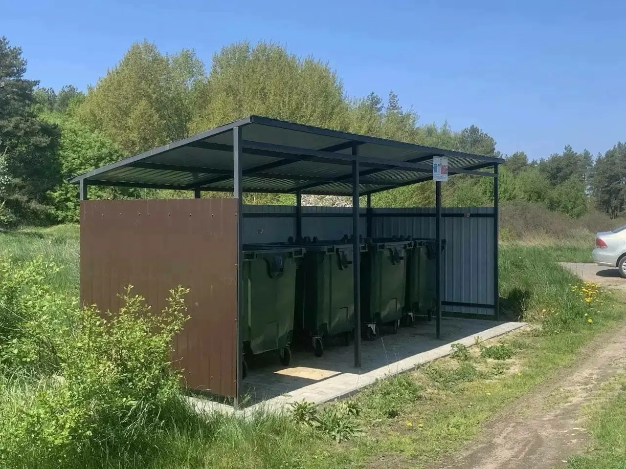 В регионе подключили мусоровозы к ГЛОНАСС и начали использовать систему с элементами ИИ для мониторинга вывоза отходов. До конца года планируют обустроить более 1 000 контейнерных площадок и закупить свыше 2 500 контейнеров — на эти цели направлено свыше 200 млн рублей.