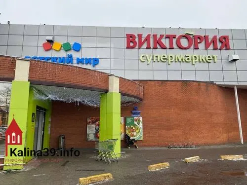 После закрытия супермаркета на реконструкцию часть торговых точек в районе также прекратила работу. Жители вынуждены ездить за продуктами в другие части города, а власти говорят, что не могут обязать частников открыть магазины.