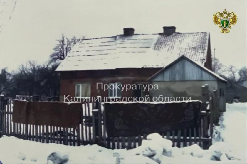 Суд установил, что в ночь на 25 января 2011 года двое мужчин проникли в квартиру 88‑летнего ветерана, избили и задушили его, после чего похитили деньги и государственные награды. Один из подозреваемых позднее скончался.
