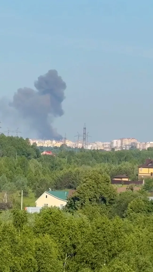 В ночь на 10 июня по нескольким регионам России и аннексированному Крыму нанесён масштабный удар беспилотниками и ракетами; есть пострадавшие и пожары на объектах инфраструктуры.