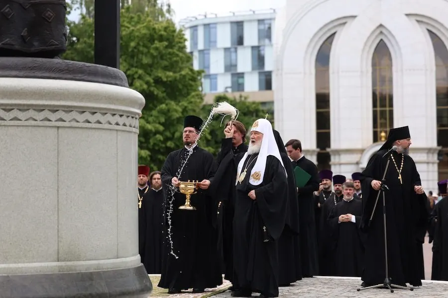 На Соборной площади Калининграда во время визита патриарха освятили памятник святому благоверному князю Владимиру. Проект одобрили советом по культуре; авторы — архитектор Иван Соловьёв и скульптор Кирилл Чижов.