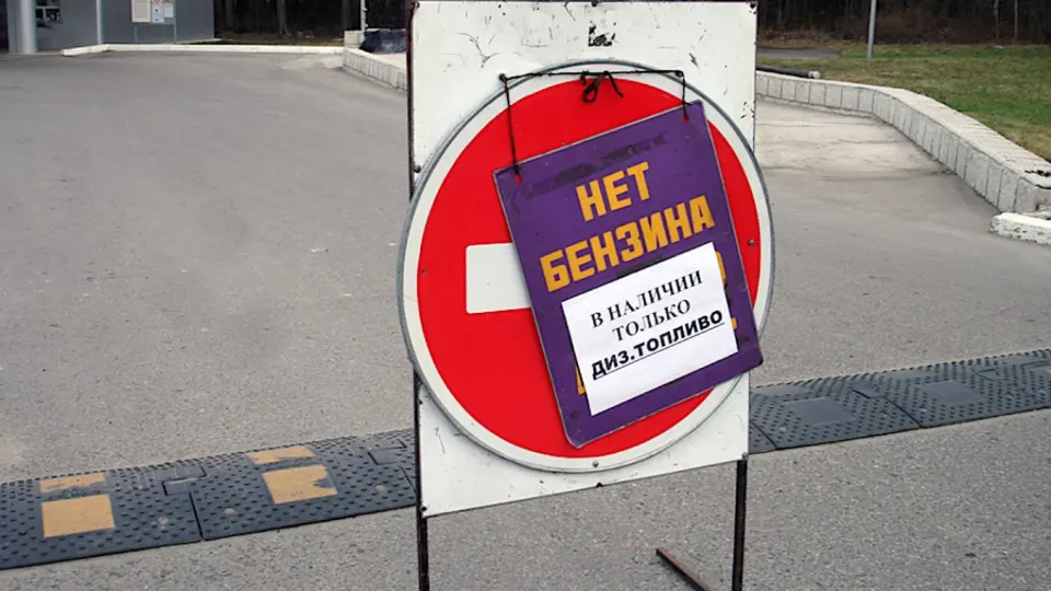 Из‑за ударов по нефтеперерабатывающей инфраструктуре и логистике в Крыму и на материку возник дефицит топлива: вводятся талоны и лимиты, в отдельных городах приоритетно отпускают бензин службам жизнеобеспечения.
