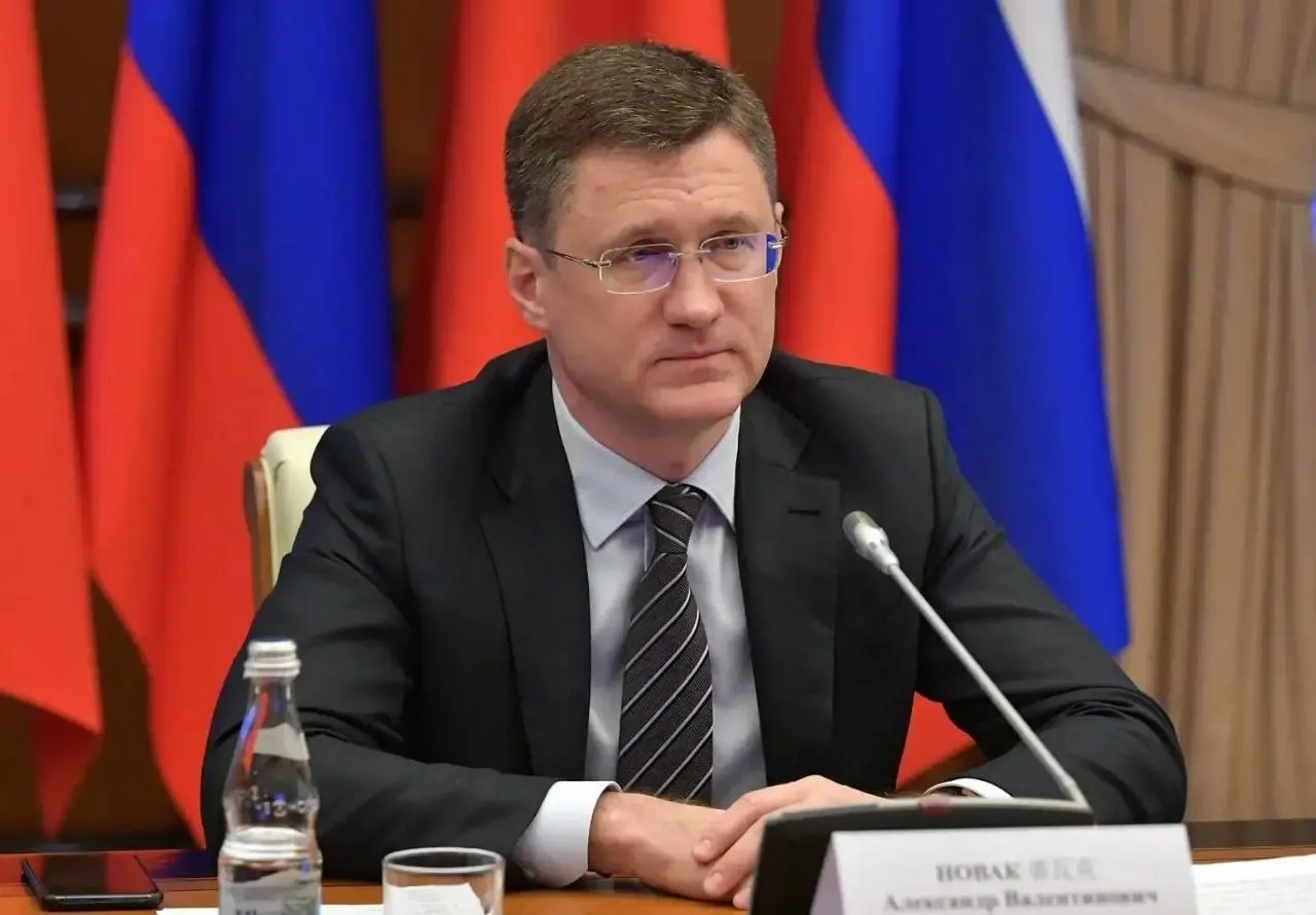 Вице‑премьер сообщил, что запасы топлива в стране достаточны, власти перестраивают логистику по регионам, а временное увеличение спроса объясняется искусственным ажиотажем.