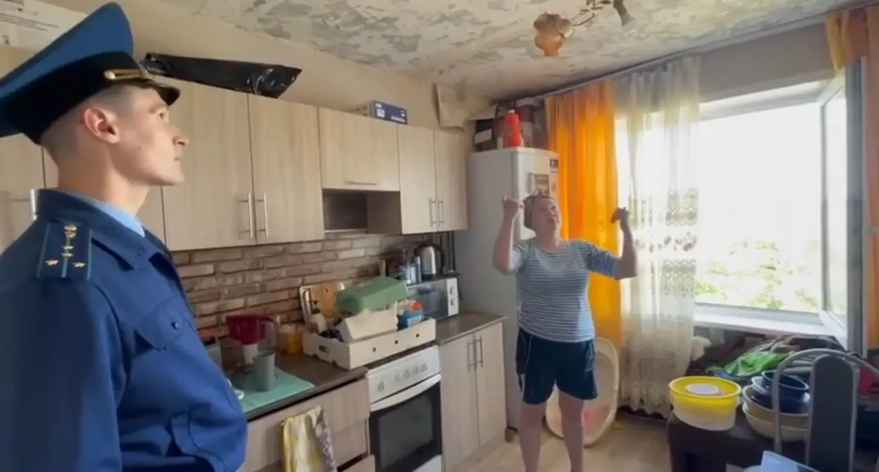 В посёлке Садовый Кетовского округа из‑за дырявой крыши идут протечки и появились проблемы с электропроводкой. Жильцам предложили временно переселиться в комнату общежития; прокуратура проверит работу УК и действий властей.