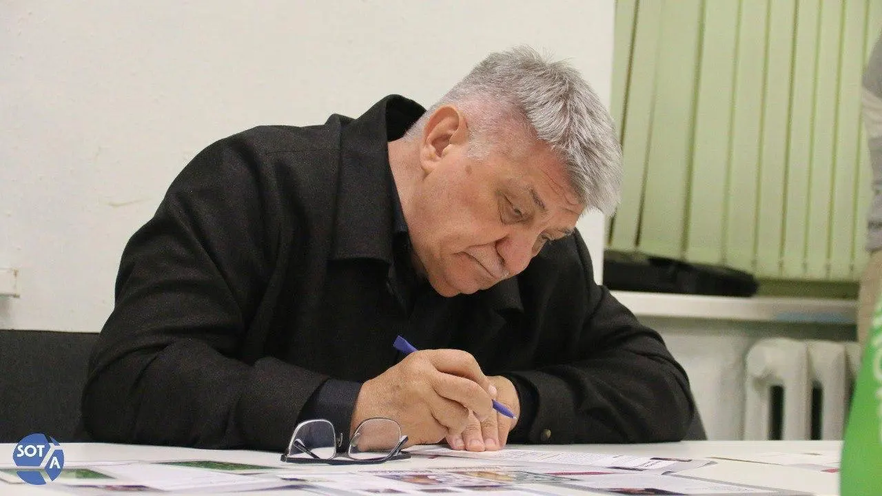 Президент Владимир Путин направил телеграмму в честь 75‑летия режиссёра Александра Сокурова, подчеркнув его вклад в современный кинематограф. При этом в последние годы в России режиссёр фактически находится под негласным запретом: его фильмы не получают прокатных удостоверений, а в январе 2026 года он был исключён из Совета по развитию кинематографии.
