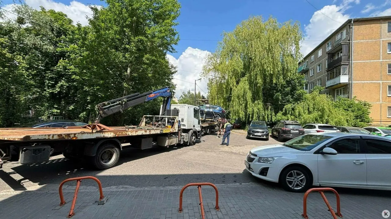 Жительница Калининграда заметила, что эвакуатор забирает её Mazda во дворе. Полицейский не настоял на выгрузке автомобиля и посоветовал разбираться на штрафстоянке.