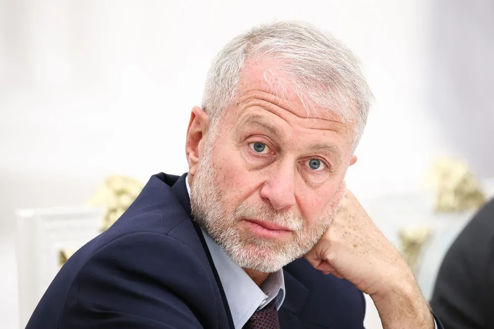 По сведениям нескольких источников, в мае 2026 года бизнесмен Роман Абрамович посетил Киев, встретился с Владимиром Зеленским и передал предложение о личной встрече с президентом России. Официальных комментариев от Киева и Москвы не поступало.