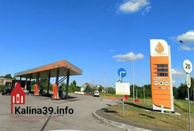 В ряде районов области на АЗС либо нет бензина, либо его не отпускают в канистры — жители не могут заправить газонокосилки и мотокосы. Власти отмечают, что решение о розничной продаже принимает собственник заправки.