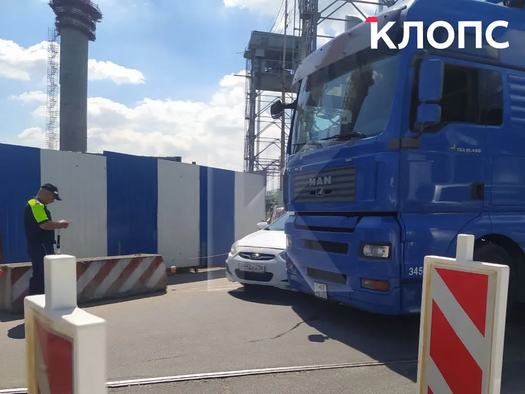 Выезд с моста в сторону центра перекрыт, в районе нескольких улиц образовались пробки до километра; по предварительным данным, причиной стало ДТП на пересечении моста и Гвардейского проспекта. О пострадавших не сообщается.