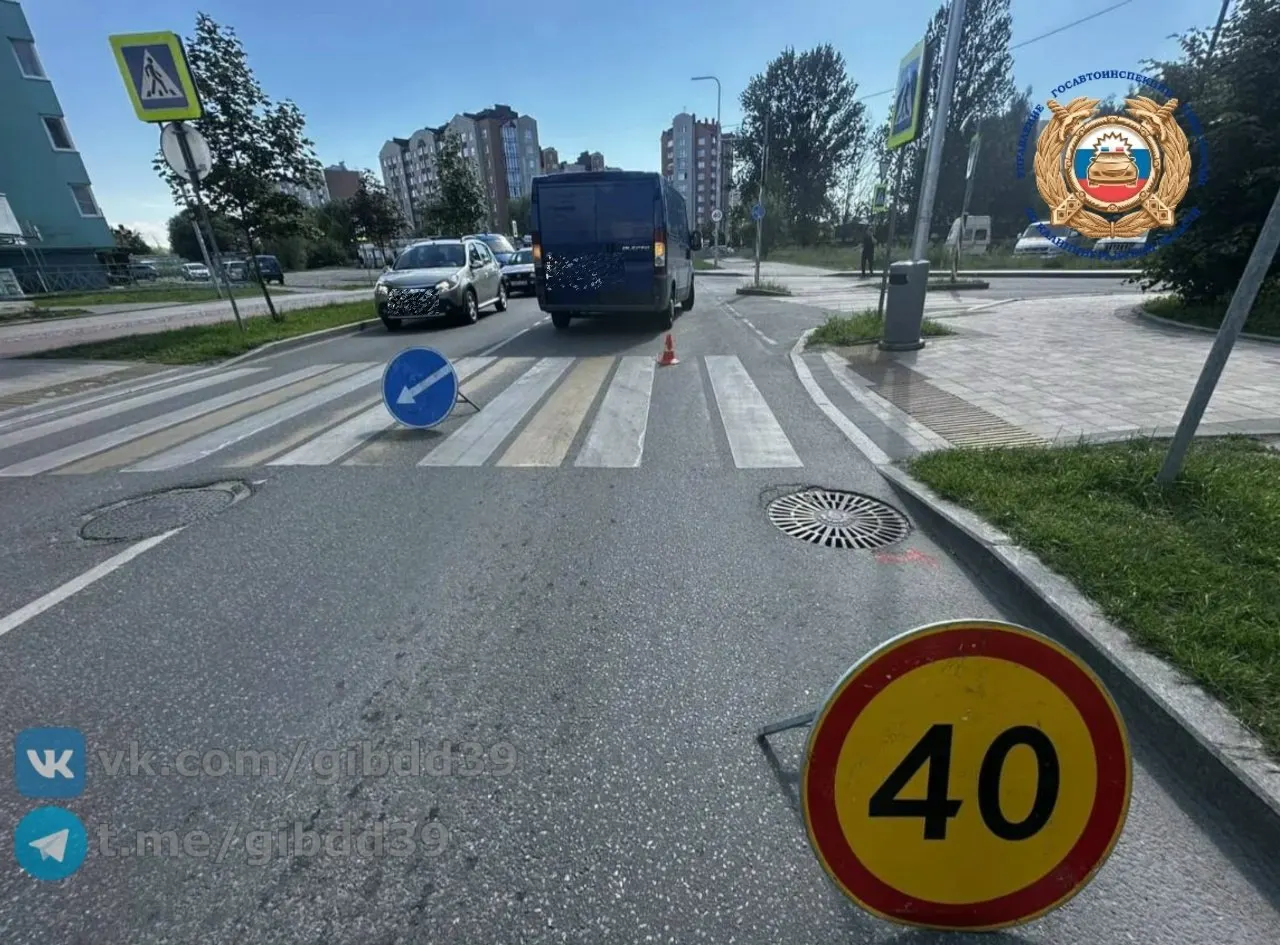 Авария произошла около 15:30 у дома №17: водитель Fiat не успел остановиться на нерегулируемом переходе. Ребёнка с травмами госпитализировали, на месте работают инспекторы.