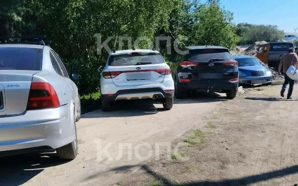 На недавно проложенном участке велодорожки в Янтарном в выходные образовалась плотная парковка автомобилей. Жители опасаются за сохранность дорожного покрытия — часть маршрута проходит в водоохранной зоне; просят Госавтоинспекцию вмешаться.