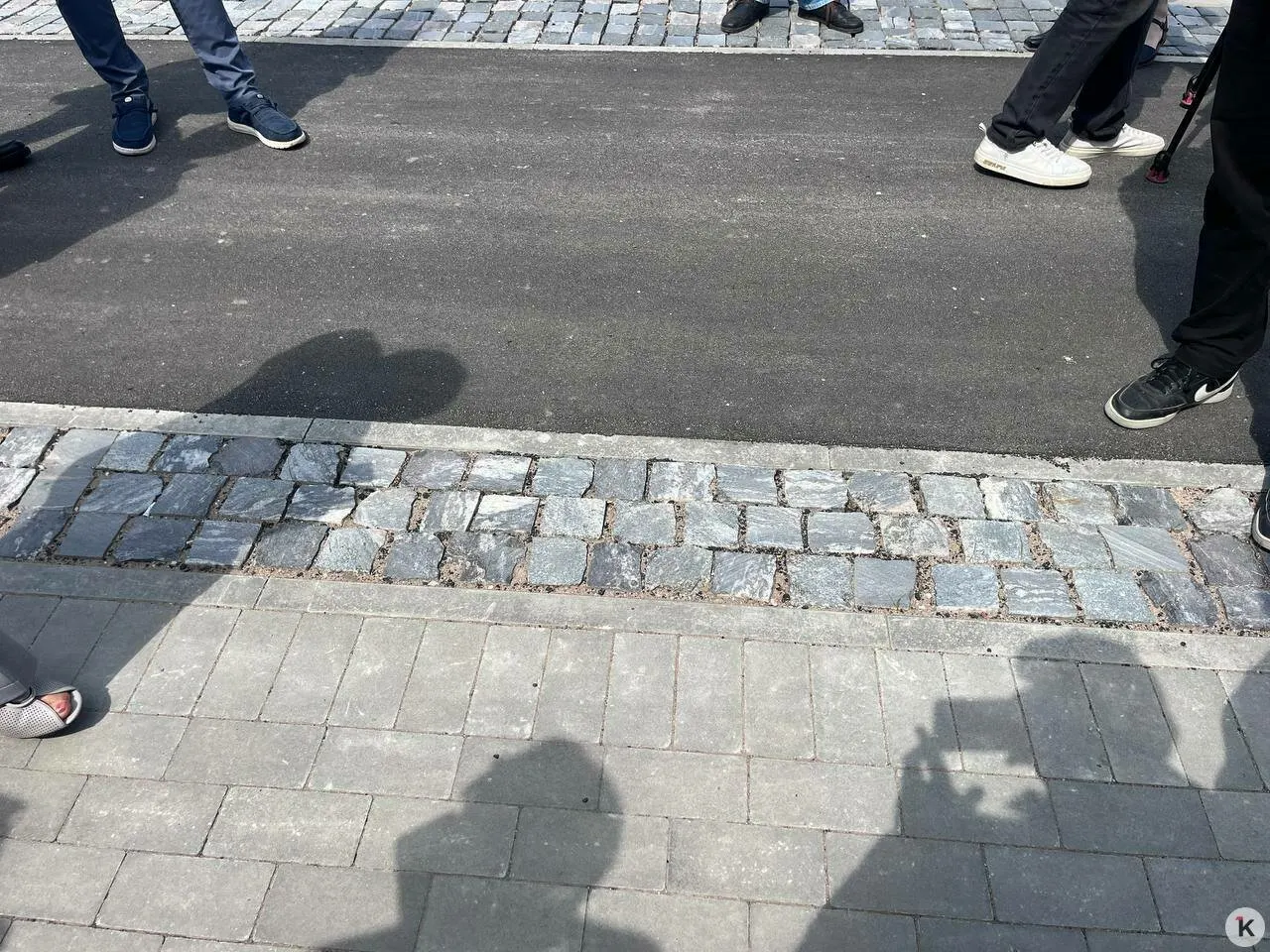 В ряде участков города для оформления разделительных полос на тротуарах применяют гранитные блоки: старинного камня не хватает, поэтому историческую брусчатку оставляют только в ключевых исторических местах.