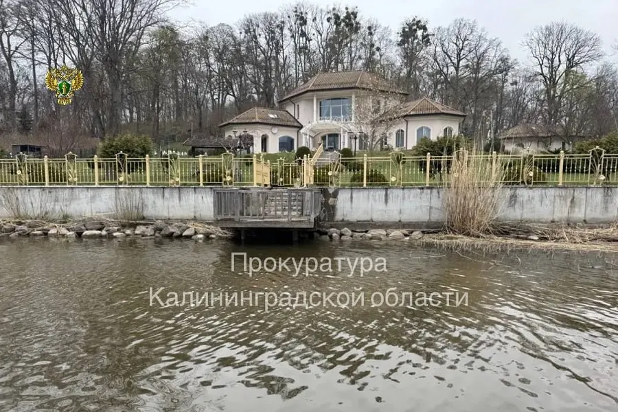 Надзорный орган оспаривает у физлица право собственности на часть земли в береговой полосе реки; иск находится на рассмотрении суда.