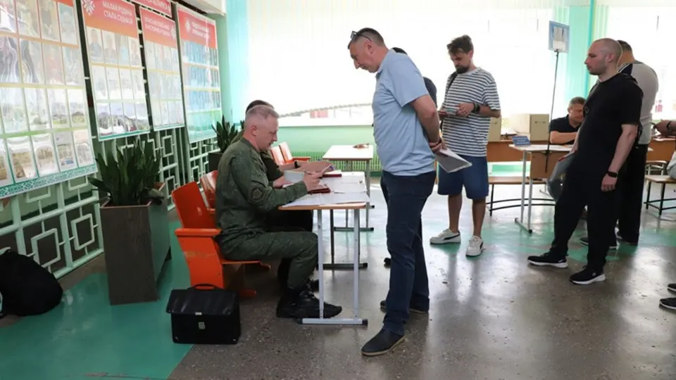 В Гродненской области с 17 по 26 июня проходят мобилизационные учения с военкоматами: резервистов вызывают для сверки данных и контрольных явок. По сообщениям источников, на фоне этого Минск испытывает давление со стороны российского руководства.