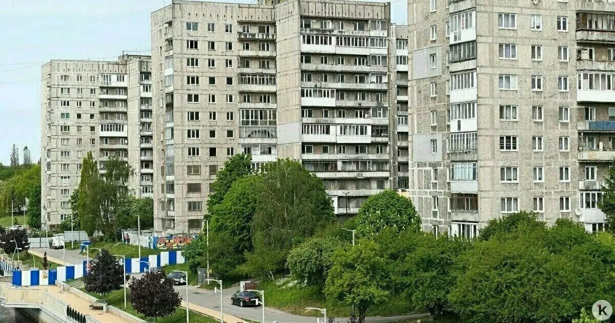 Ленинградский районный суд отклонил иск жильцов дома №68, требовавших признать незаконными отключение воды и электричества и фактическое принуждение к выселению; в доме остаются 25 семей.