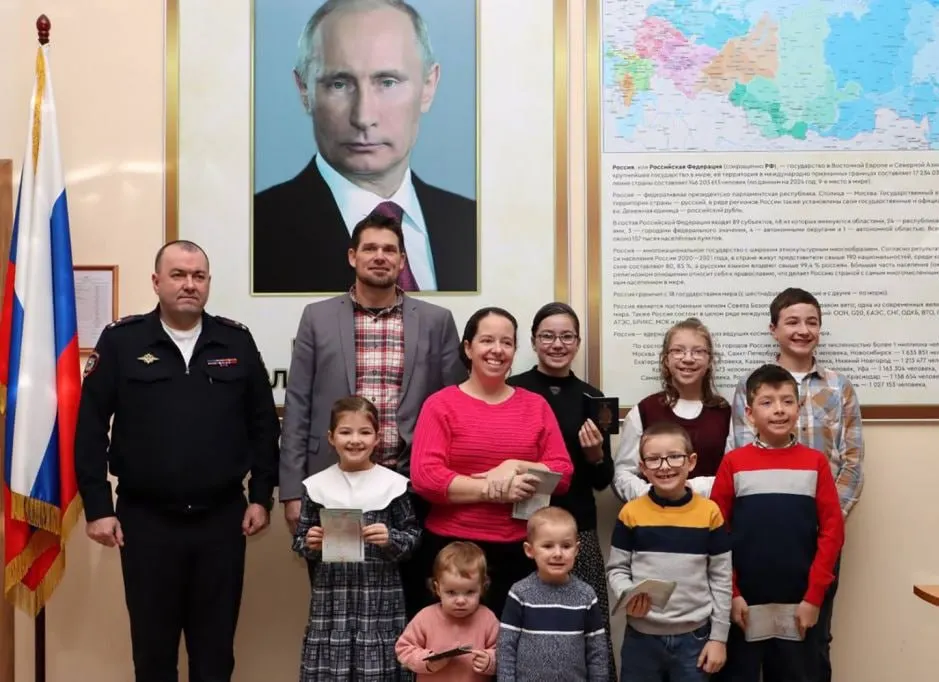 По словам директора консульского департамента МИД, в 2025 году 1112 иностранцев оформили специальные визы для переезда в Россию; лидируют Германия и Франция.