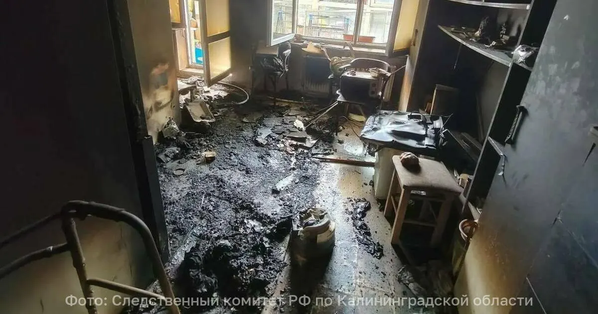 В Светлогорске 19 июня в результате пожара в квартире на втором этаже погибла 52‑летняя женщина. Следователи и эксперты выясняют обстоятельства возгорания; предварительная версия — неисправность электропроводки.