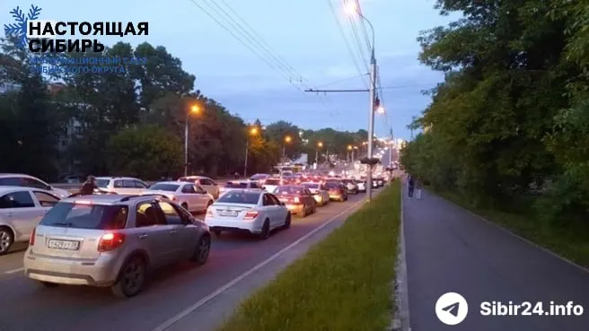В Иркутской области из‑за жестких лимитов на заправках водители стоят в очередях по 8–9 часов, междугородние автобусы рискуют остаться без топлива. Региональные власти обращаются за дополнительными поставками в Москву.