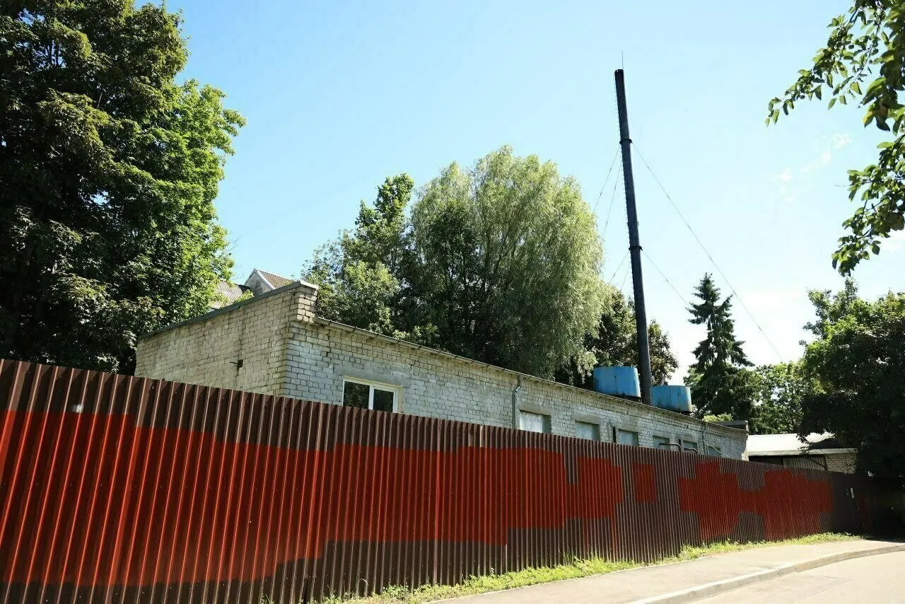 Планируют возвести блочно-модульную газовую котельную рядом с домом №51А и заменить забор. На работы готовы выделить почти 50 миллионов рублей, подряд рассчитан на полгода; цель — обеспечить тепло и горячую воду и снизить вредные выбросы.