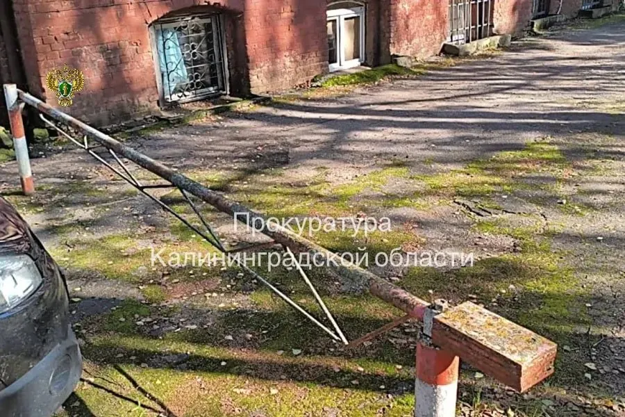 Суд взыскал с Советской центральной районной больницы компенсацию морального вреда в пользу 8‑летней девочки, получившей травмы от незакреплённого шлагбаума; исполнение решения контролирует прокуратура.