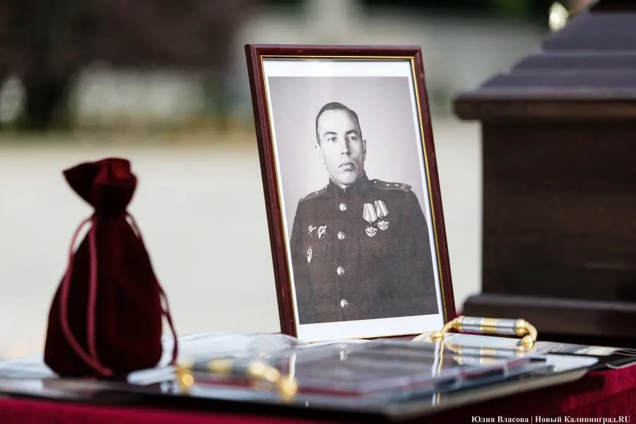 В Калининградской области на мемориале 1200 гвардейцам прошла церемония передачи останков, наград и личных вещей капитана Машковцева. Племянница сообщает, что захоронение состоится в Кирове.
