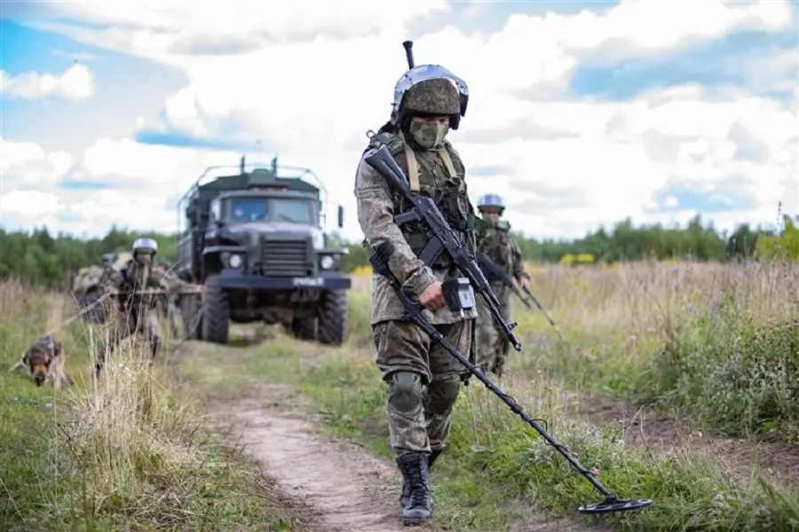 На полигоне в Калининградской области военнослужащие отработали поиск и обезвреживание взрывоопасных предметов, отражение действий диверсантов и работу роботов‑разведчиков.