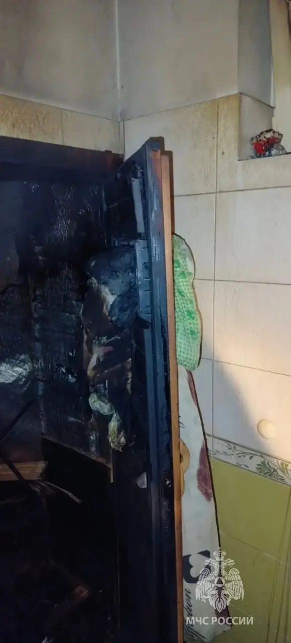 Ночью в дачном доме произошёл пожар: хозяин получил ожоги и был госпитализирован в ЦГКБ, дознаватели МЧС выясняют причины возгорания.